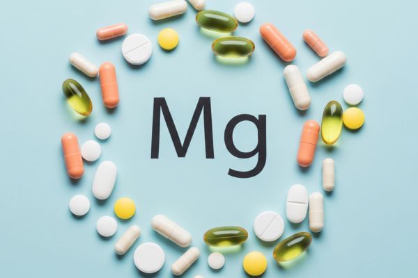 Magnesium capsules and tablets surrounding Mg